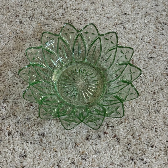 Green Depression Glass Bowl Sunflower Shape Vintage Candy Trinket Dish - Picture 1 of 10